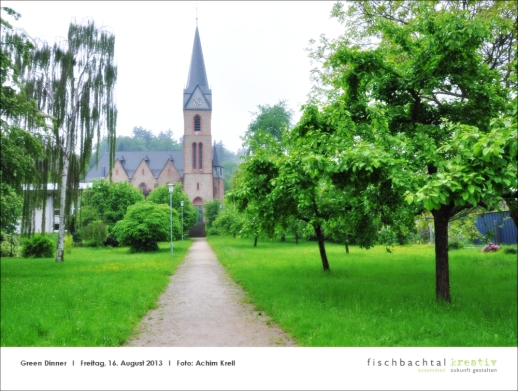 Grüne Kulisse: Der herrliche Kirchgarten in Fischbachtal-Niedernhausen